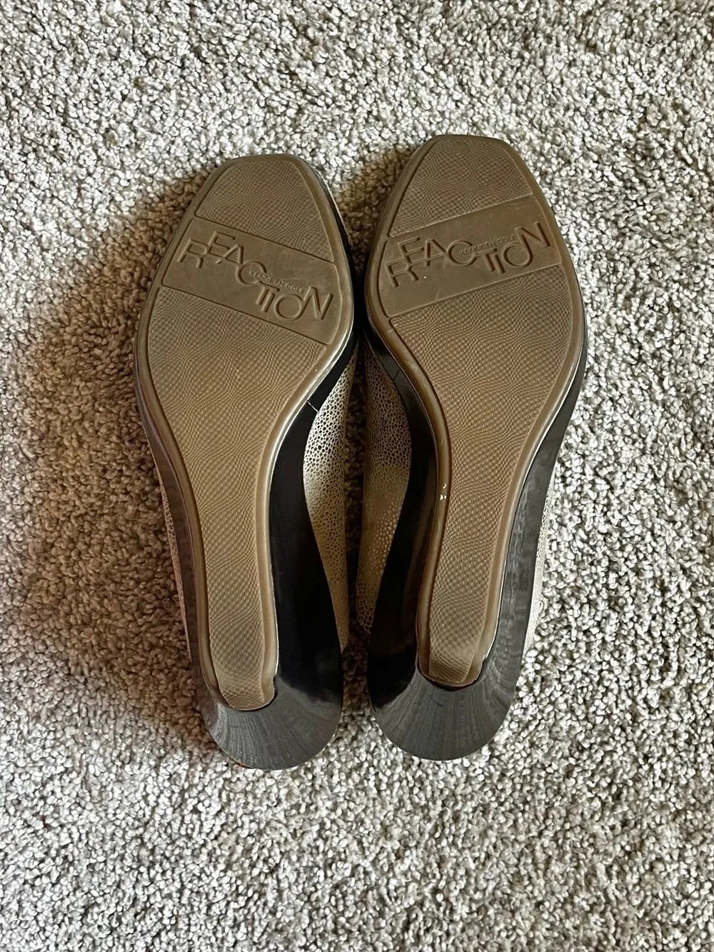 Women's Open Toe Kenneth Cole Reaction Silver Gold Metallic Wedges Size 7.5